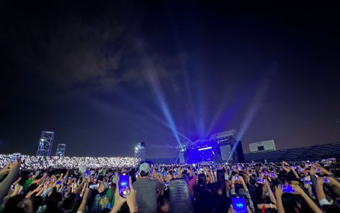 Los celulares de los asistentes registraban el último show de Daddy Yankee en Guayaquil.