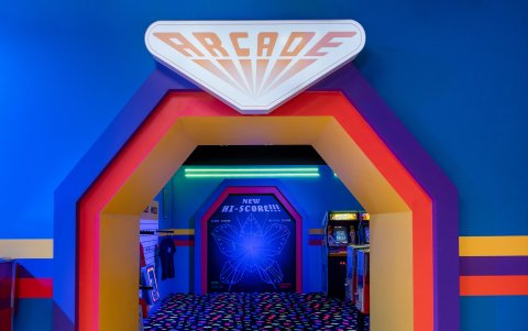 Fotografía cedida por Netflix donde se muestra el interior de la tienda con duración limitada con el tema de la serie 