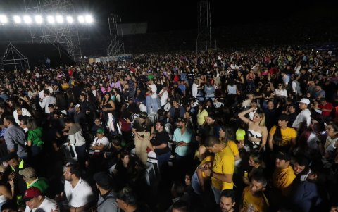 El show convocó a una multitud que hizo fila desde tempranas horas de la tarde del 4 de octubre.