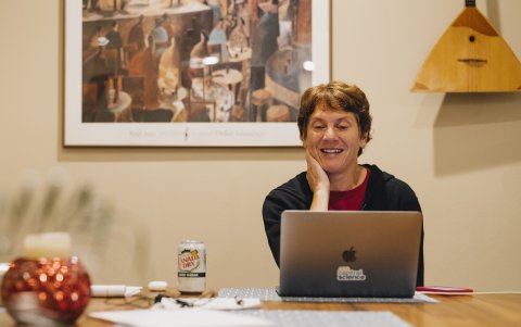 Caroline R. Bertozzi reacciona en su casa en Stanford, California, tras ser declarada ganadora del Nobel de Química 2022.