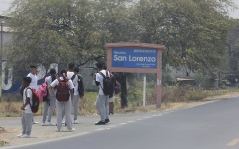 Peligro. En algunos ingresos de recintos no hay paraderos de buses.