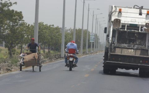 Rutina. Los conductores piden la ampliación de la vía para evitar accidentes de tránsito. Alzan su voz por lo angosta que es la carretera.