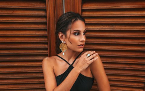 Es actriz, modelo y locutora.