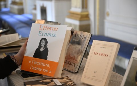 Algunas de las obras de la autora francesa Annie Ernaux expuestos en una mesa.