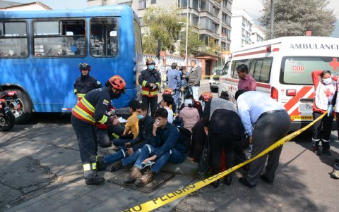 Atención. Los pasajeros de los dos autobuses resultaron con lesiones y traumatismos leves. Algunos fueron estabilizados por los bomberos en el sitio.