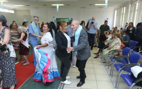 Los integrantes del gerontológico no solo demostraron que son buenos en el modelaje, sino también en el baile. Los adultos mayores se divirtieron a través de varias actividades.