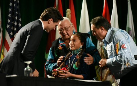 Reunión de Autumn Peltier con el primer ministro de Canadá en defensa del agua potable.