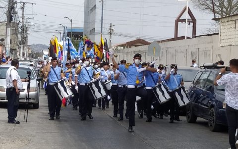 Estudiantes recorrieron varias calles de la zona.