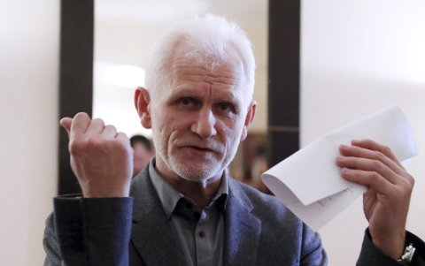 Fotografía de archivo del activista bielorruso Ales Bialiatski durante una ceremonia en la que recoge un premio de Derechos Humanos en Minsk, Bielorrusia, el 11 de diciembre de 2019.