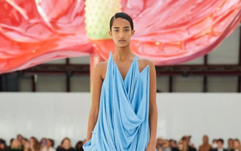 Los colores vívidos del vestuario y los inusuales zapatos también fueron parte de la colección Primavera Verano 2023