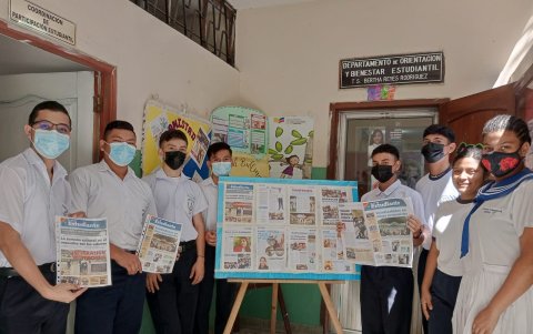 Los estudiantes muestra el trabajo realizado y que ha sido plasmado en sus periódicos murales.
