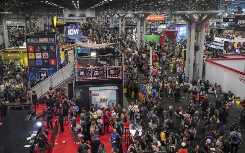 La gente explora el piso de exhibición durante el segundo día de la Comic Con de Nueva York en el Centro de Convenciones Jacob K. Javits en Nueva York, Nueva York, EE. películas y libros de historietas y muchas personas asisten vestidas como su personaje de ficción favorito.