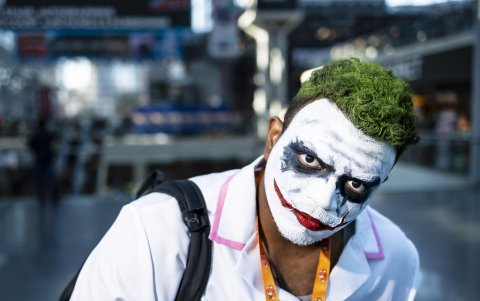 NYCC también tiene mucho que hacer además de los paneles, incluido su piso de exhibición, con comerciantes que venden de todo, desde figuras de acción, camisetas y cómics hasta tés con temas de fandom y más. También hay mucha gente disfrazada, vistiendo ropa elaborada y maquillada.