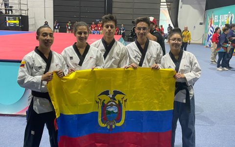Joel Campos, Fernando Salgado, Katlen Jerves, Alejandro Troya y Paula Poveda integraron la escuadra que ganó el oro.