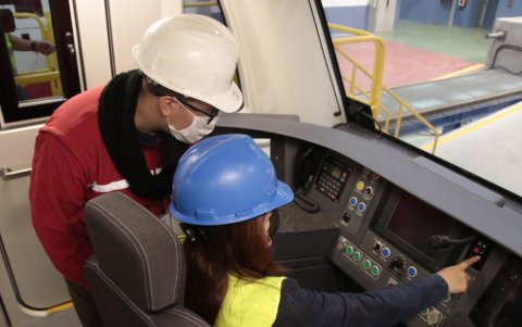 Individual. La socialización con los comandos, palancas, pedales, botones de mando y demás elementos utilizados a la hora de conducir el metro se hizo individual y grupal.