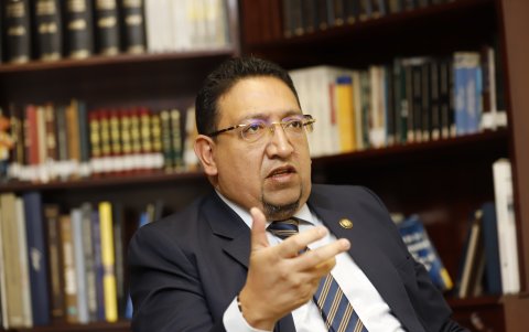 Virgilio Saquicela, actual presidente de la Asamblea, es el perfil que apoya la bancada correísta.