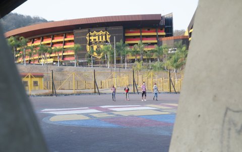 Fachada del estadio Monumental del Barcelona Sporting Club.