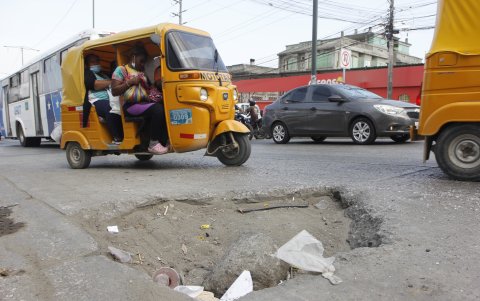 Un fácil difícil de esquivar en la Entrada de la 8, pasando el Mercado de la Casuarina.