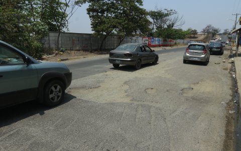 En la avenida Teodoro Maldonado Oleas, en Samanes 7, este es el panorama desde hace meses.