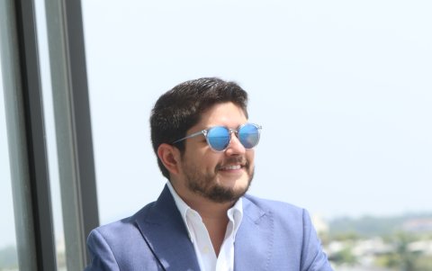 Fuera del periodismo deportivo, disfruta de los videojuegos, los amigos y la música.