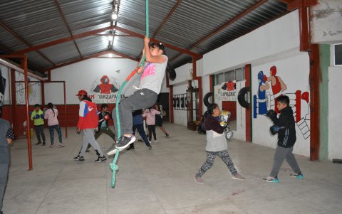 El fortalecimiento físico es parte del proceso formativo de los menores.