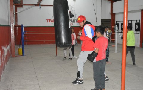 Los nuevos talentos tienen la supervisión en los entrenamientos de jóvenes boxeadores voluntarios.