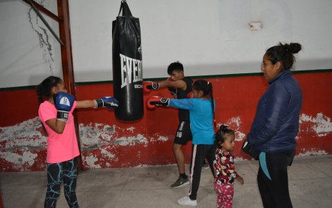 Algunos padres de familia acompañan a sus hijos durante las sesiones de entrenamientos.
