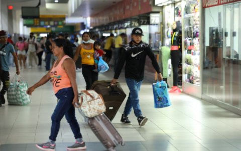 La gente llega con maletas y apurados al terminal de Guayaquil