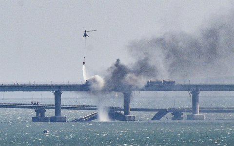 Una fuerte explosión en el puente de Crimea, que une la ocupada península con Rusia y que ha quedado dañado, encendió el 8 de octubre las alarmas en Moscú y Simferópol, donde se sospecha que detrás de la destrucción parcial de esta infraestructura, símbolo de la anexión rusa en 2014, está Ucrania.