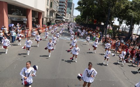 Desfile en el centro de Guayaquil.