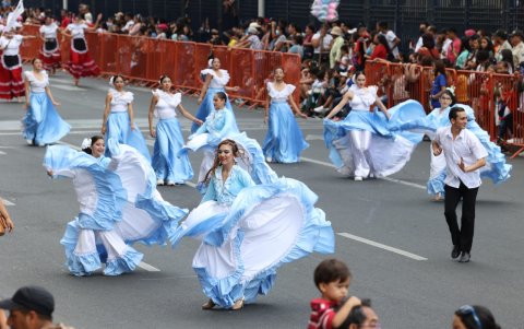 Las guayaquileñas no faltaron a la cita y fueron parte del grupo que representaba a Guayaquil como sede de la Copa Libertadores.