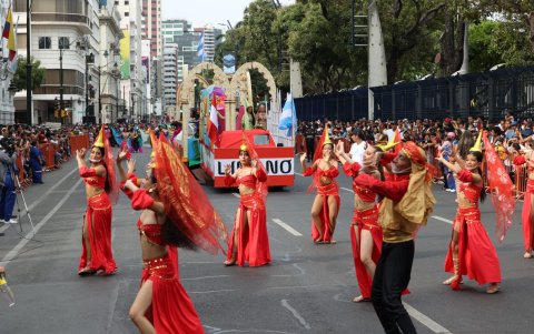 Este grupo rindió homenaje de la colonia libanesa e hizo referencia a los artículos de bazar, bisutería, ropa y telas.