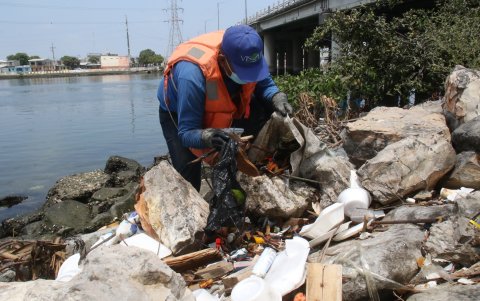 Tarea. A diario, Roberto Mariscal recoge 150 sacos llenos de basura de toda naturaleza, a lo largo del estero Salado.