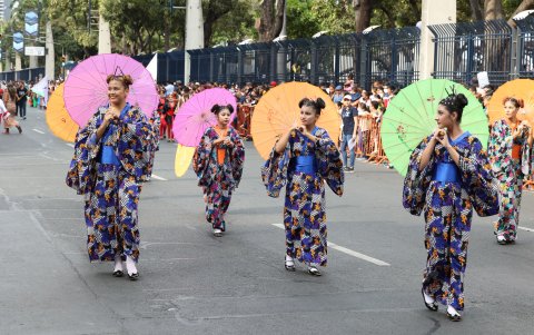 Actuación. La coreografía fue realizada por las bailarinas de The Talent Factory.