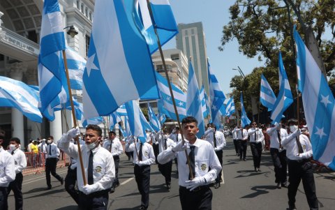 Los estudiantes de distintas instituciones flameaban las banderas de Guayaquil