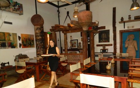 Junto a su taller, Ramírez levantó un restaurante-galería.