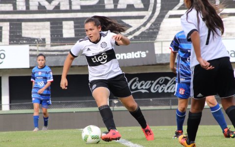 Karina Castellano goleadora paraguaya.