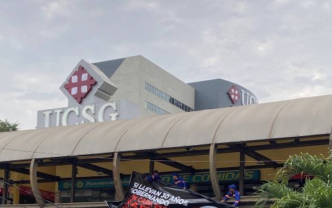 Cartel colgado en paso peatonal de la avenida Carlos Julio Arosemena, en el norte de Guayaquil.