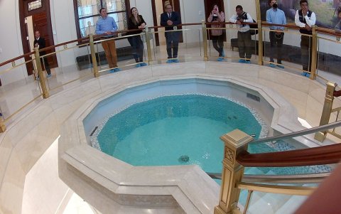 Bautizo. Aquí se realiza el sacramento en memoria de los muertos que no lograron acceder a él.