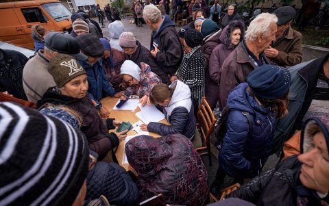 Ancianos se reúnen para recibir sus pensiones en la ciudad recientemente recuperada de Lyman, área de Donetsk, Ucrania, el 11 de octubre.