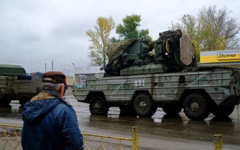 Un hombre observa un vehículo militar ruso destruido en la localidad de Kupiansk, recientemente liberada.