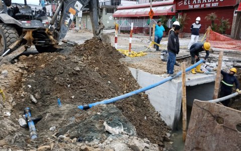 Referencial. La instalación de 32 válvulas en Guayacanes conllevó a la reprogramación de las obras que se realizan en tres calles.