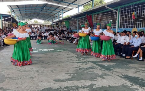 La música esmeraldeña también estuvo presente en esta celebración y fue bailada por varios estudiantes.