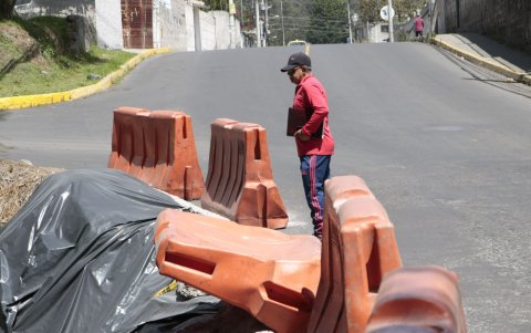 Peligroso. Los curiosos constatan cómo la mesa se carcome.