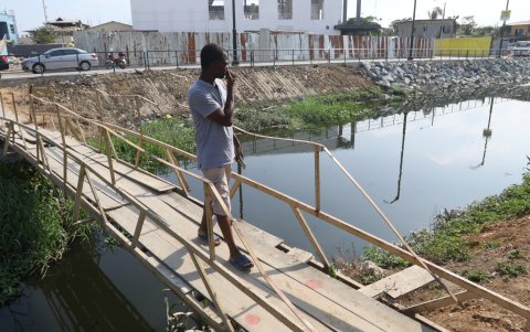 Malos olores. La fetidez de un canal en la zona de La Aurora ha sido tal, que los moradores señalan que ni las mascarillas mitigan el olor nauseabundo que desprende.