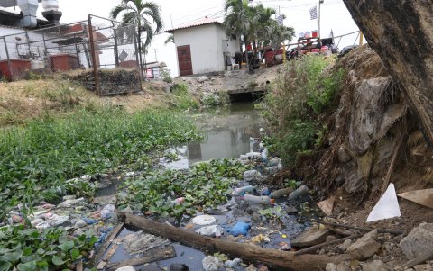 Estado. A lo largo del canal se puede evidenciar desechos como botellas, tarrinas plásticas.