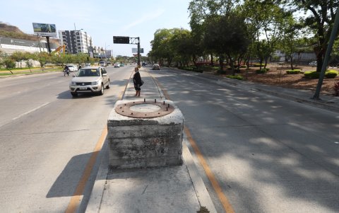 Hecho. En la avenida Del Bombero quedó una base de cemento en el parterre central.