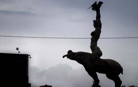 Caracas. Un perfil de la escultura de más de 5 metros de alto de una mujer indígena desnuda montada sobre un tapir.