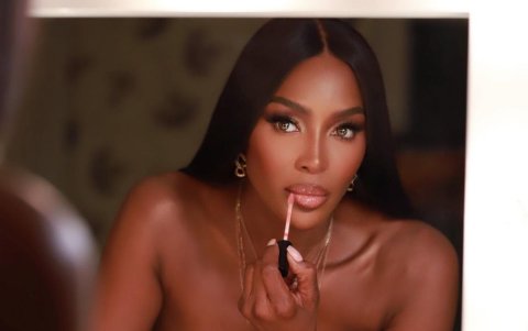 Naomi Campbell luciendo brownie glazed lips