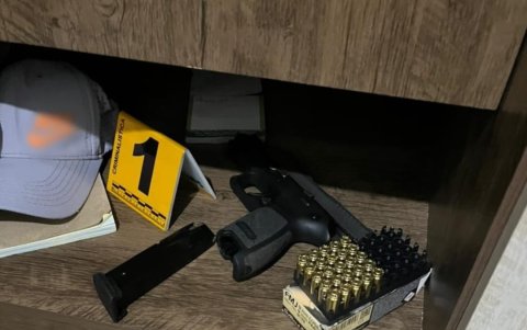 También se requisó armas y municiones de la misma